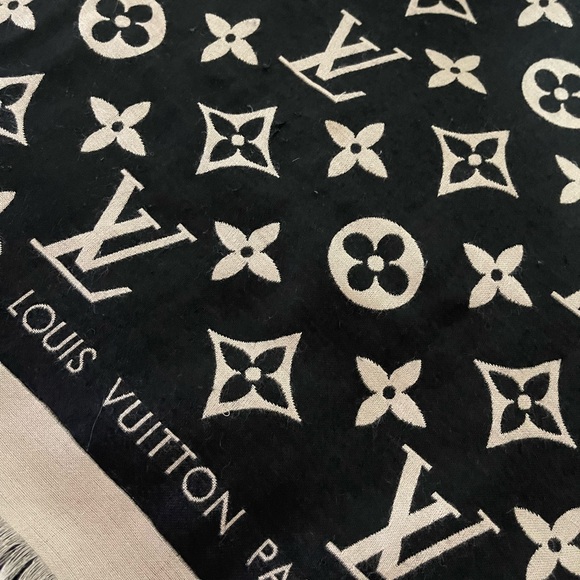 Louis Vuitton Giant Monogram Cashmere/Silk Shawl. - Picture 13 of 14